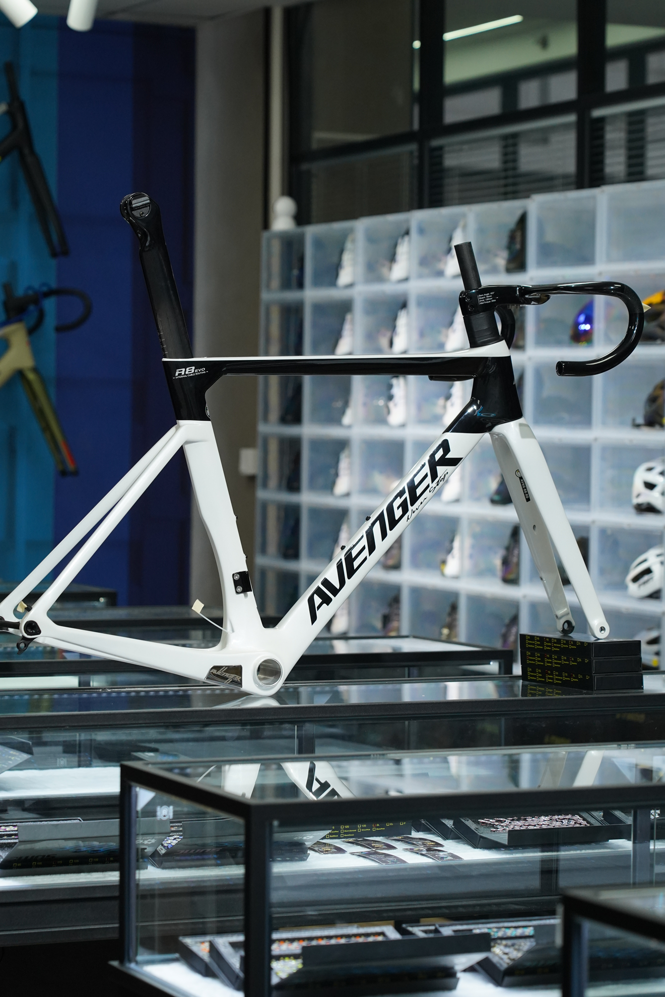 Avenger R8 Pearl white