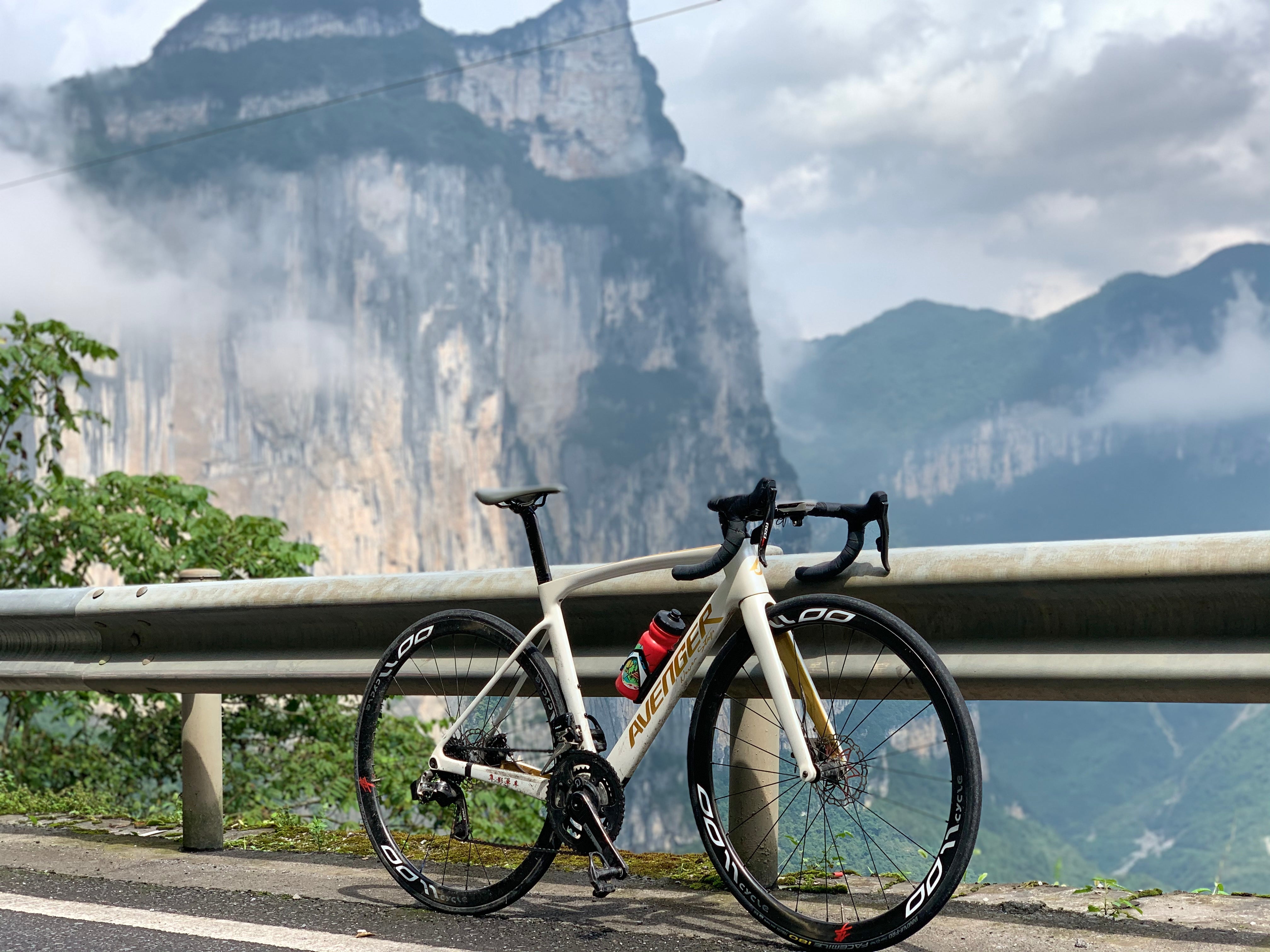Avenger carbon road bike R7 Riding one the road